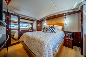 RECON ROYALE 7 Master stateroom