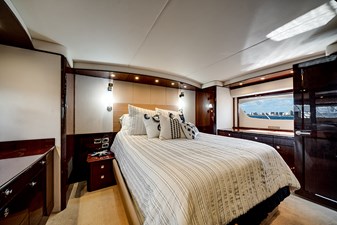 RECON ROYALE 32 Master stateroom