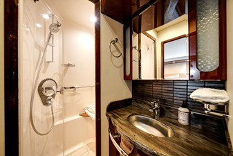 RECON ROYALE 37 Master shower