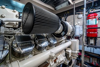 RECON ROYALE 47 Engine room