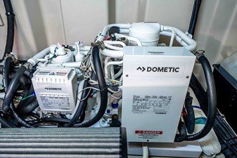 RECON ROYALE 48 Engine room