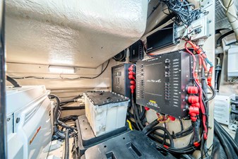 RECON ROYALE 51 Main DC breaker panel