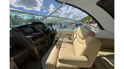 2013 Cruisers Yachts 380 Express 9 