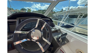 2013 Cruisers Yachts 380 Express 11 