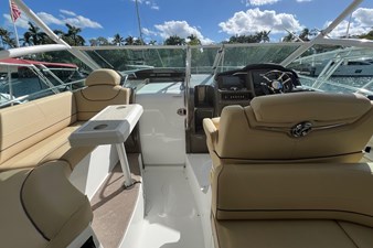 2013 Cruisers Yachts 380 Express 19 
