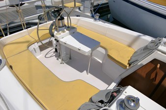 THE BAYGULL II 29 Cockpit half table