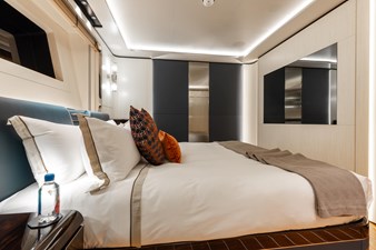 DAYBREAK 19 Lower Deck King Stateroom Forward 