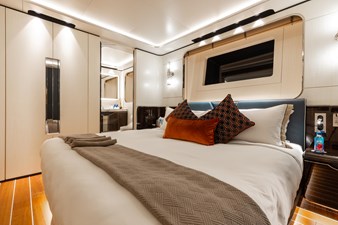 DAYBREAK 21 Lower Deck King Stateroom Forward