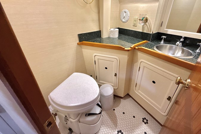 Ensuite Head Aft
