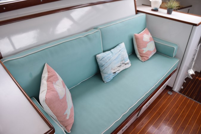 Salon settee