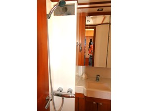 CHASING WATERFALLS 53 Starboard Fwd Cabin Shower
