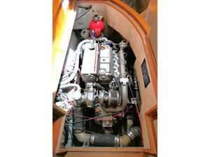 CHASING WATERFALLS 106 Engine Stbd