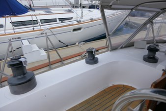 POLAR BEAR 42 Cockpit Port Winches Fwd