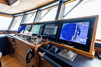 NORTHLAND 36 Glass bridge console