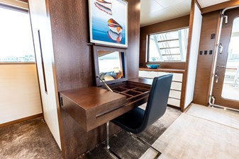 NORTHLAND 46 Master Stateroom, makeup vanity/desk