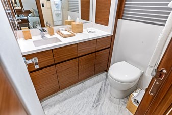 NORTHLAND 68 Twin guest cabin head