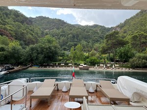 WHITE SWAN 9 Sun Deck