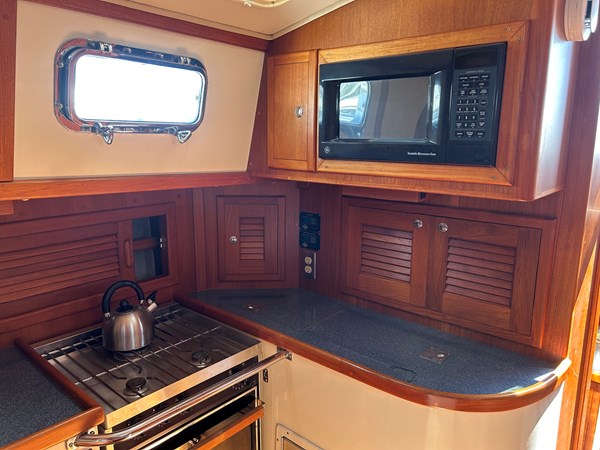 Pacific-Seacraft-40-2002Galley