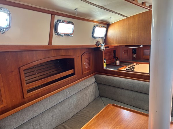 Pacific-Seacraft-40-2002 Dinette Strb looking Aft