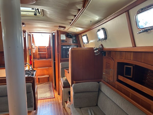 Pacific-Seacraft-40-2002 Salon Cabin Entry