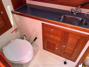 PALOMA 15 Pacific-Seacraft-40-2002 Aft Head