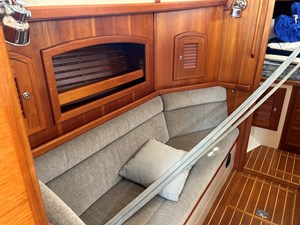 PALOMA 27 Pacific-Seacraft-40-2002Seating Portside looking Forward