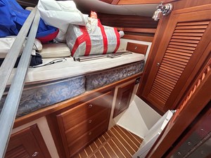 PALOMA 30 Pacific-Seacraft-40-2002 Forward Stateroom Cabinets/Drawers