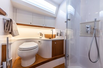 AD ASTRA 60 8 Master ensuite bathroom