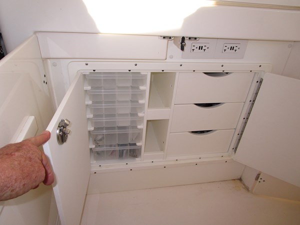 Tackle center under bar