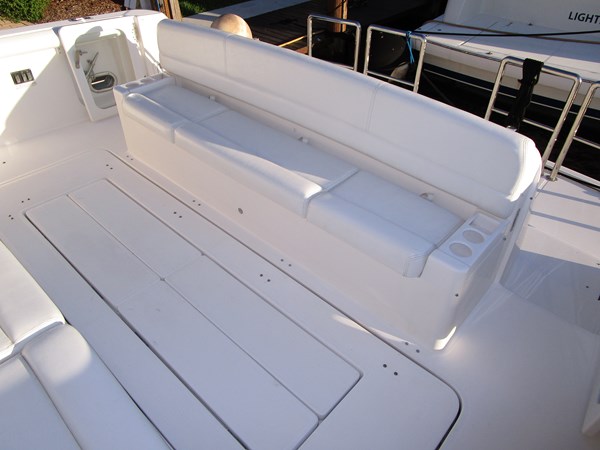 Aft cockpit seat