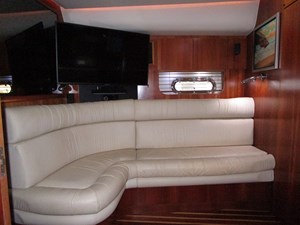 ENDLESS SUMMER 4 Starboard side settee