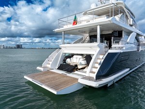 Azimut Grande 27 25 Swimming platform and tender garage