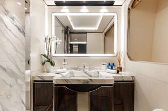 Daybreak 20 DAYBREAK - LOWER DECK KING STATEROOM FORWARD BATH
