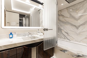 Daybreak 23 DAYBREAK - LOWER DECK CONVERTIBLE STATEROOM BATH