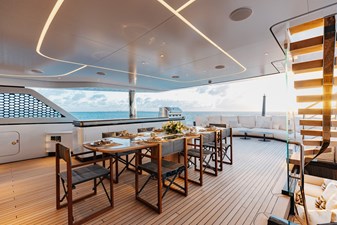 Daybreak 27 DAYBREAK - BRIDGE DECK LOOKING AFT TO STARBOARD