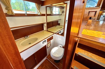 GRAND JOUR 9 Starboard Head with Stall Shower