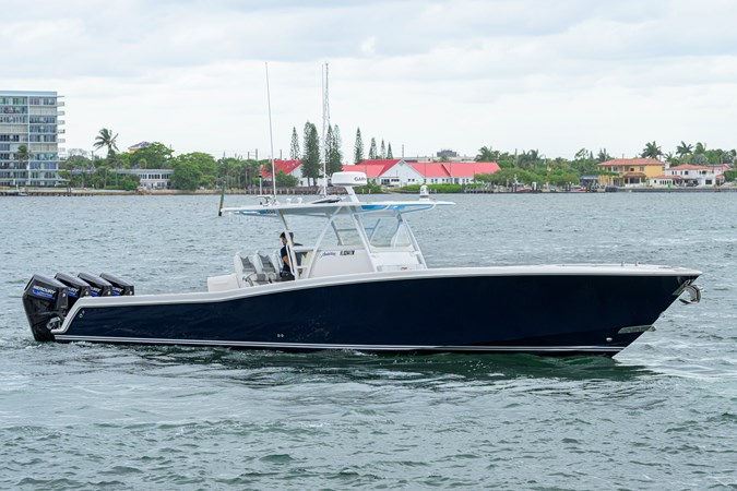 AMBITIOUS 42' Invincible 42 Open 2019