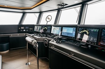 Bering 145 31 UP_Pilothouse_1-min