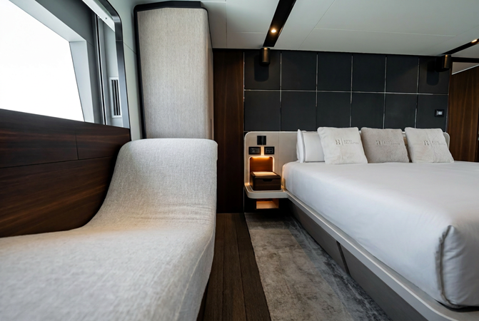 HOTEL COLLECTION - Яхта на продажу