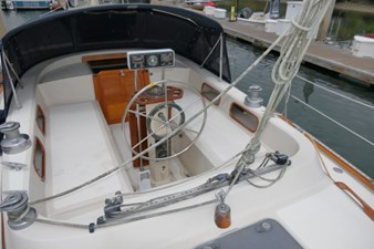 BELIZE BREEZE 47 Cockpit Fwd