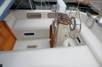 BELIZE BREEZE 49 Cockpit Stbd