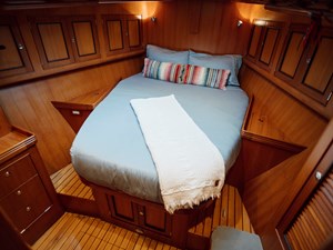 FREE RANGE 27 Fwd Cabin