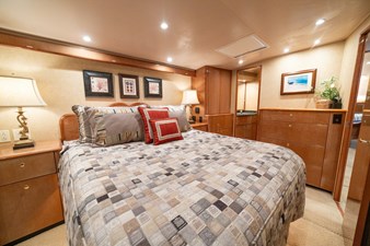 MARIAH JEAN 36 2004 Viking 61 Convertible 