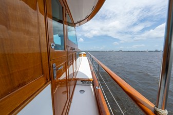 PINTAIL 28 Starboard Side Deck