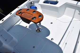 Non-skid cockpit deck with transom live bait well