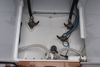 Mid bilge compartment - note dry, clean bilge - by design