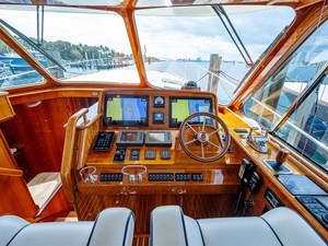 MEL BELLE 10 Helm View