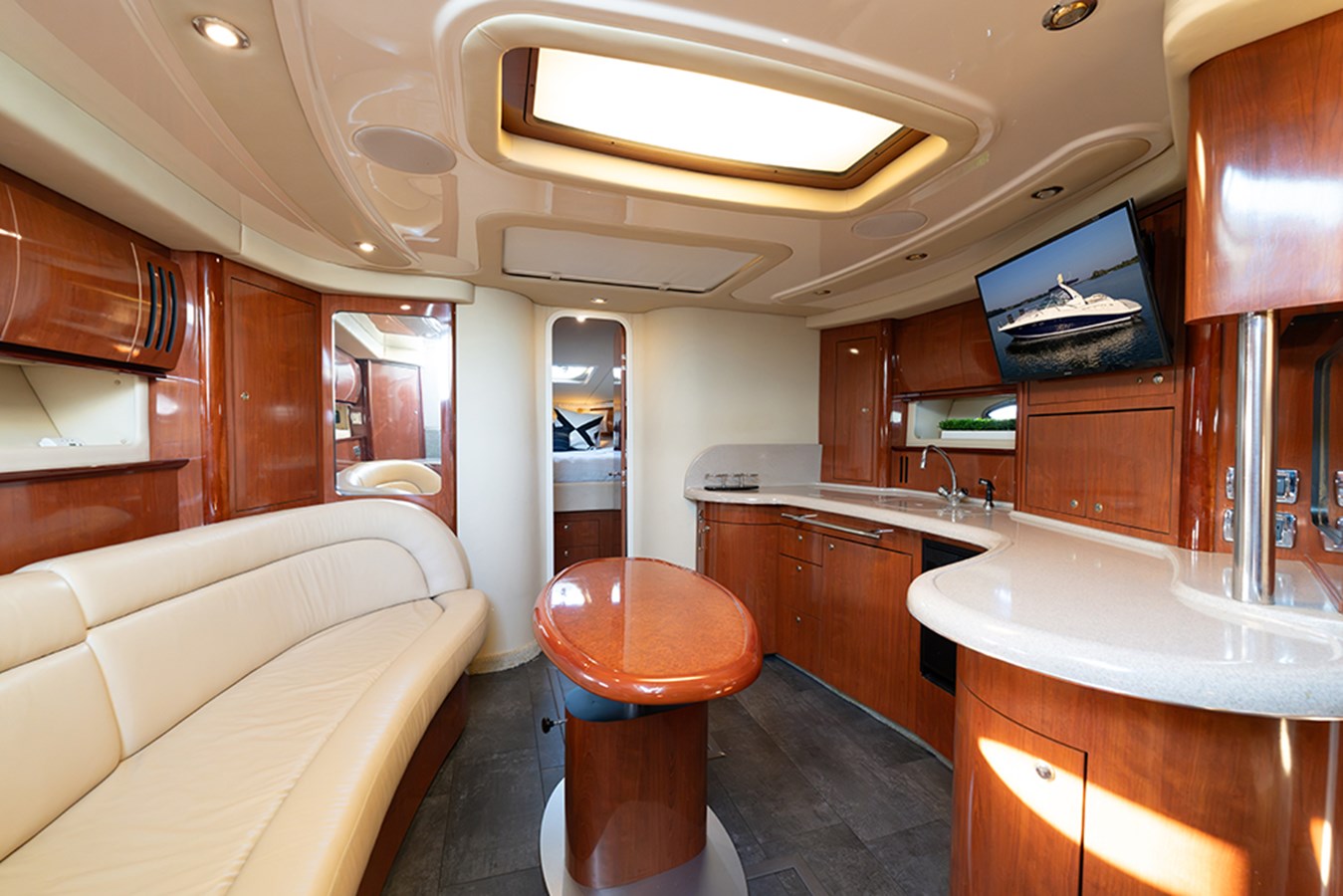 Salon/galley