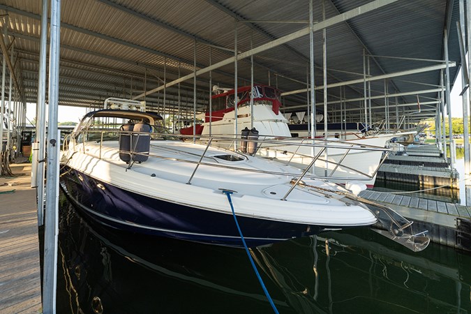 Stbd bow profile (in slip)