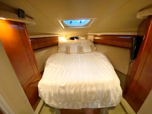 THE AMBER LEIGH 19 Master stateroom